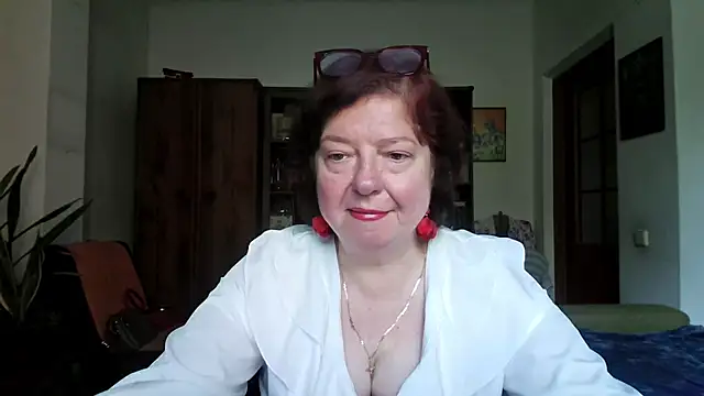 Snapshot of Violet_Pulse chatting on June 5, 2026, 10:32 am Violet Pulse online show from June 5, 2026, 10:32 am