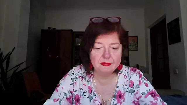 Snapshot of Violet_Pulse chatting on June 20, 2026, 7:22 am Violet Pulse online show from June 20, 2026, 7:22 am