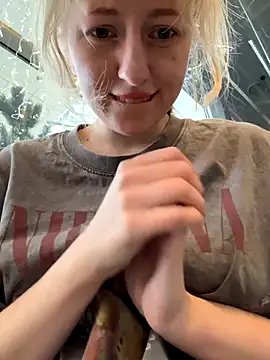 Snapshot of RonnieKiss chatting on November 4, 2025, 6:34 am RonnieKiss online show from November 4, 2025, 6:34 am