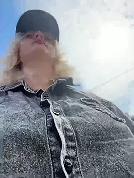 RonnieKiss online show from June 11, 2026, 3:37 am