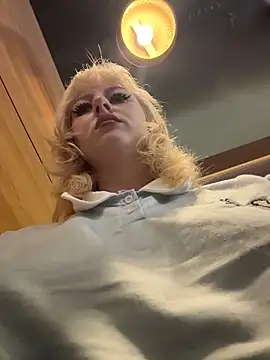 Snapshot of RonnieKiss chatting on July 23, 2026, 9:18 am RonnieKiss online show from July 23, 2026, 9:18 am