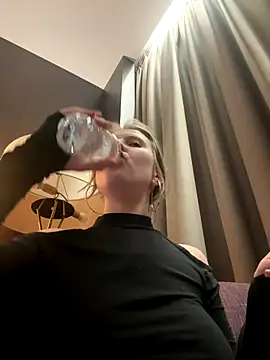 Snapshot of Niksa99x chatting on November 6, 2025, 11:59 pm Niksa99x online show from November 6, 2025, 11:59 pm