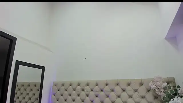 AnyaSosa  online show from October 16, 2025, 1:45 pm