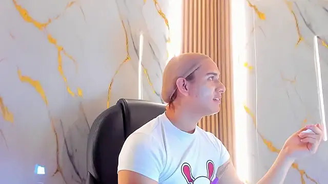 Snapshot of Marian_Cristal chatting on February 7, 2026, 3:21 am Marian Cristal online show from February 7, 2026, 3:21 am