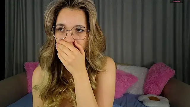 vivyboo111 online show from November 28, 2025, 8:33 pm