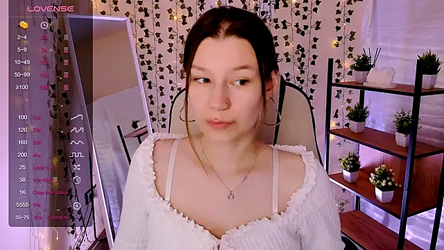 Snapshot of LinaBlossom_ chatting on May 19, 2026, 6:42 am LinaBlossom online show from May 19, 2026, 6:42 am