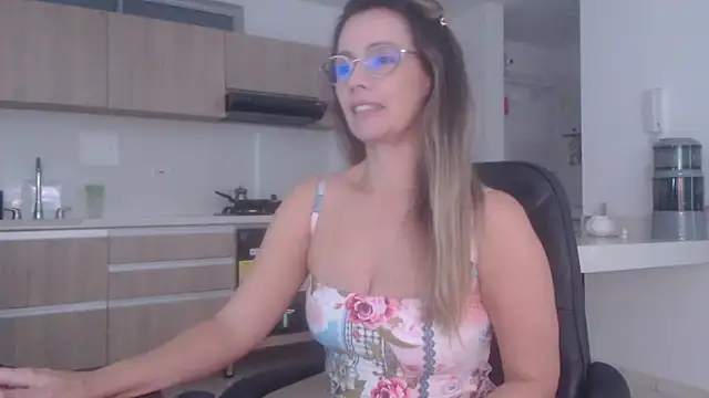 Snapshot of LovePaula chatting on March 21, 2026, 11:59 am LovePaula online show from March 21, 2026, 11:59 am