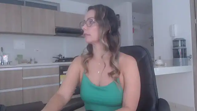 Snapshot of LovePaula chatting on March 23, 2026, 2:10 pm LovePaula online show from March 23, 2026, 2:10 pm