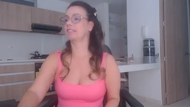 Snapshot of LovePaula chatting on June 21, 2026, 11:57 am LovePaula online show from June 21, 2026, 11:57 am