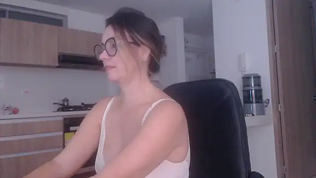 Snapshot of LovePaula chatting on June 28, 2026, 12:27 am LovePaula online show from June 28, 2026, 12:27 am