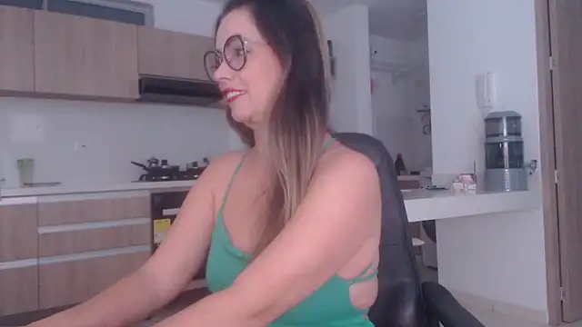 Snapshot of LovePaula chatting on June 29, 2026, 11:10 am LovePaula online show from June 29, 2026, 11:10 am