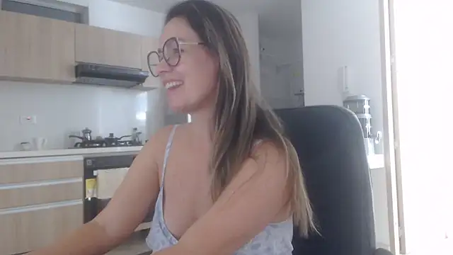 Snapshot of LovePaula chatting on July 4, 2026, 4:46 pm LovePaula online show from July 4, 2026, 4:46 pm