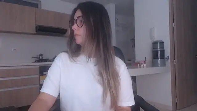 Snapshot of LovePaula chatting on July 19, 2026, 1:31 am LovePaula online show from July 19, 2026, 1:31 am