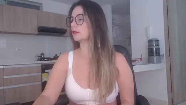 Snapshot of LovePaula chatting on July 22, 2026, 11:57 am LovePaula online show from July 22, 2026, 11:57 am