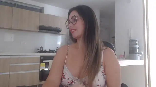 Snapshot of LovePaula chatting on July 31, 2026, 6:51 pm LovePaula online show from July 31, 2026, 6:51 pm
