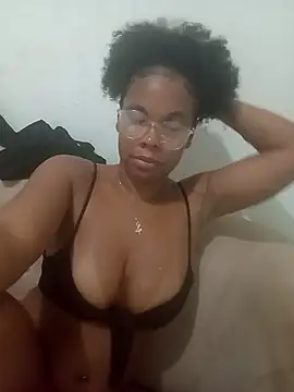 PrettahSantos online show from December 4, 2025, 6:49 pm