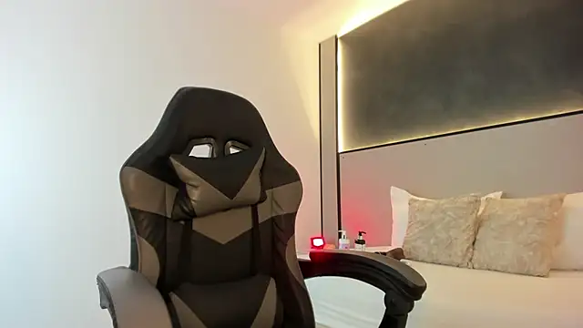 zoee zi online show from November 19, 2025, 7:03 pm