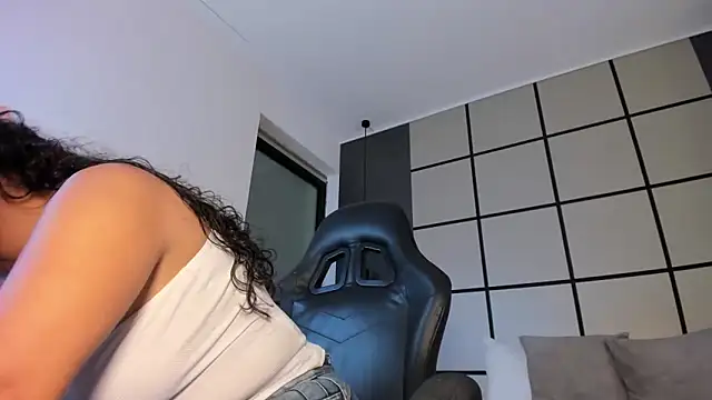 zoee zi online show from June 9, 2026, 8:42 pm