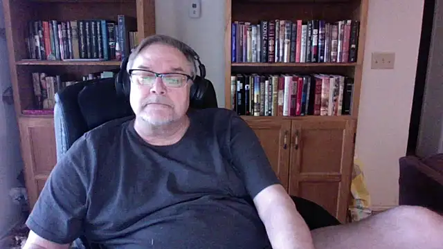 Vinyl22xh online show from April 20, 2026, 11:28 pm