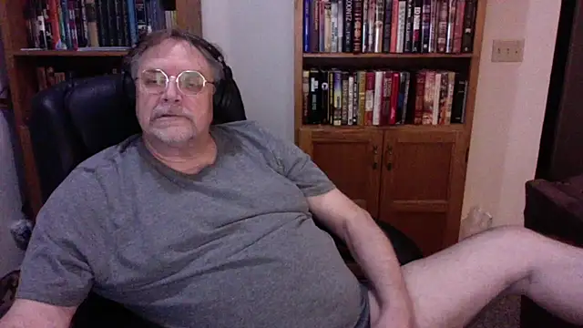 Vinyl22xh online show from April 26, 2026, 9:23 pm