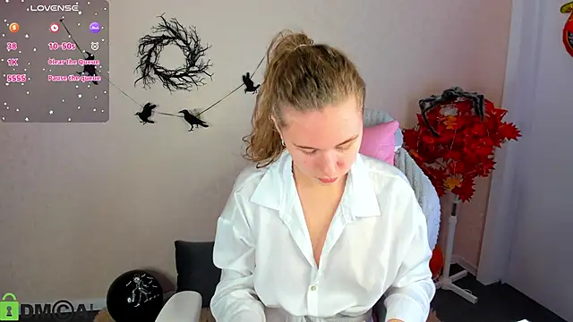 Snapshot of Elsie_Cutties chatting on November 1, 2025, 1:07 am Elsie Cutties online show from November 1, 2025, 1:07 am