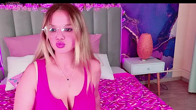 KellyHayden online show from October 21, 2025, 3:24 pm