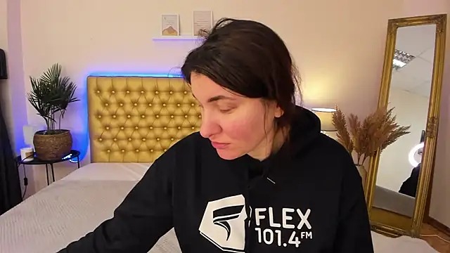 TrishaDarks online show from February 2, 2026, 6:12 am