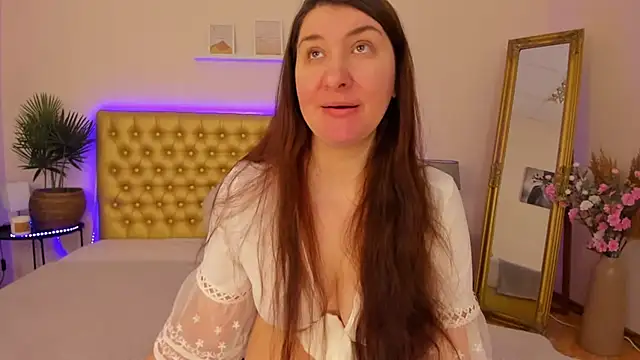 TrishaDarks online show from March 2, 2026, 6:03 am