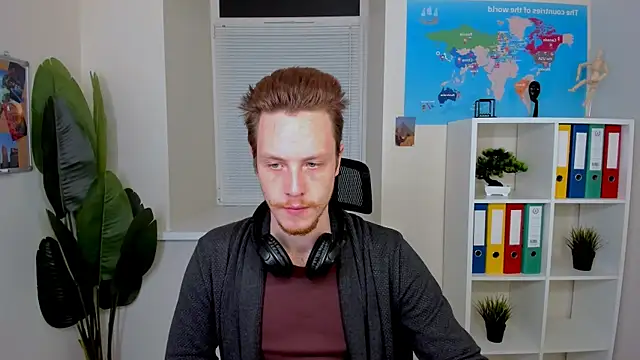 Snapshot of LeoMooree chatting on November 15, 2025, 9:00 pm LeoMooree online show from November 15, 2025, 9:00 pm