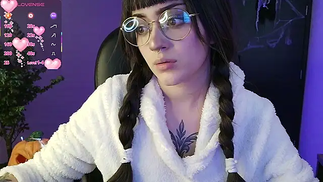 Snapshot of LesRose chatting on October 1, 2025, 6:25 pm LesRose online show from October 1, 2025, 6:25 pm