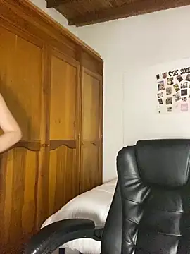 Snapshot of Bleer_Rousse chatting on October 21, 2025, 6:19 pm Bleer Rousse online show from October 21, 2025, 6:19 pm