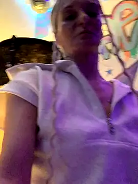 blondebarbiebae online show from October 7, 2025, 1:30 pm