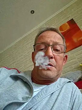 Snapshot of TommyTom76 chatting on October 5, 2025, 2:04 pm TommyTom76 online show from October 5, 2025, 2:04 pm