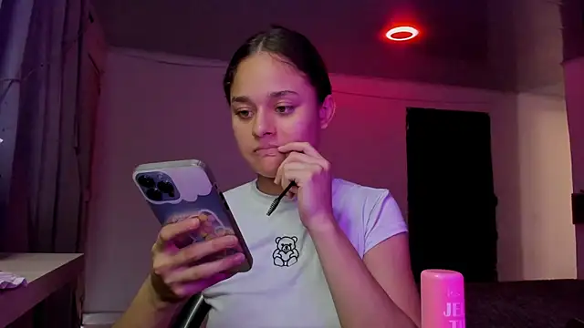 Snapshot of LittleCheerry69 chatting on October 18, 2025, 2:29 pm LittleCheerry69 online show from October 18, 2025, 2:29 pm