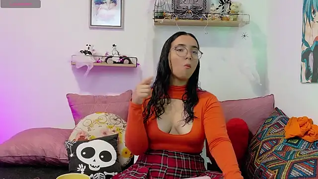 Snapshot of LucyDerby chatting on October 22, 2025, 11:15 pm LucyDerby online show from October 22, 2025, 11:15 pm