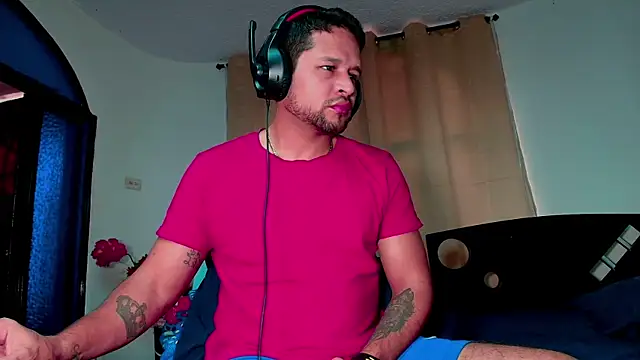 LucasGaeel online show from November 18, 2025, 8:46 pm