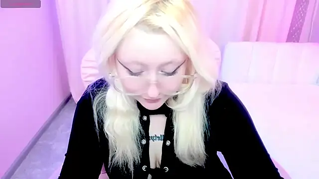 Snapshot of JuliaSharkk chatting on October 25, 2025, 7:30 pm JuliaSharkk online show from October 25, 2025, 7:30 pm