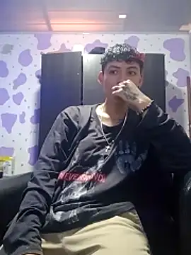 Snapshot of Owen_tomboy chatting on December 3, 2025, 5:55 pm Owen tomboy online show from December 3, 2025, 5:55 pm