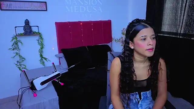 pequitasmedusa9 online show from October 4, 2025, 6:28 pm