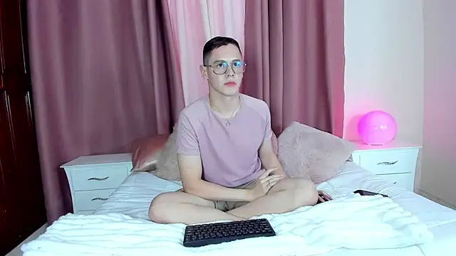 Snapshot of royal_fantasy chatting on December 3, 2025, 7:45 pm royal fantasy online show from December 3, 2025, 7:45 pm