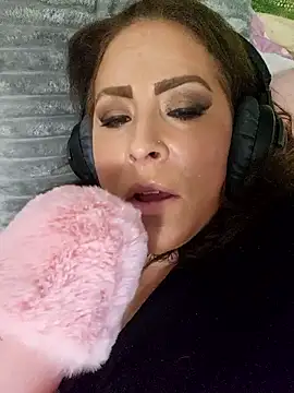 Snapshot of Queenbz1979 chatting on September 26, 2025, 8:24 pm Queenbz1979 online show from September 26, 2025, 8:24 pm