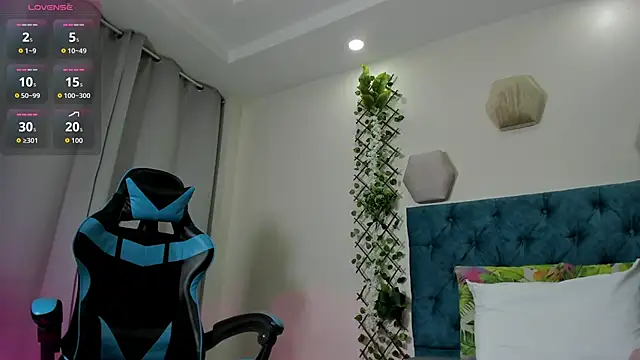 Snapshot of violett__rousee chatting on October 7, 2025, 2:14 pm violett rousee online show from October 7, 2025, 2:14 pm