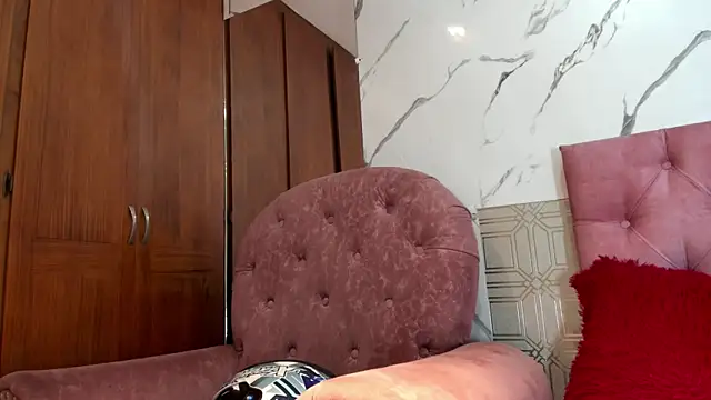 Snapshot of violett__rousee chatting on December 17, 2025, 4:24 pm violett rousee online show from December 17, 2025, 4:24 pm