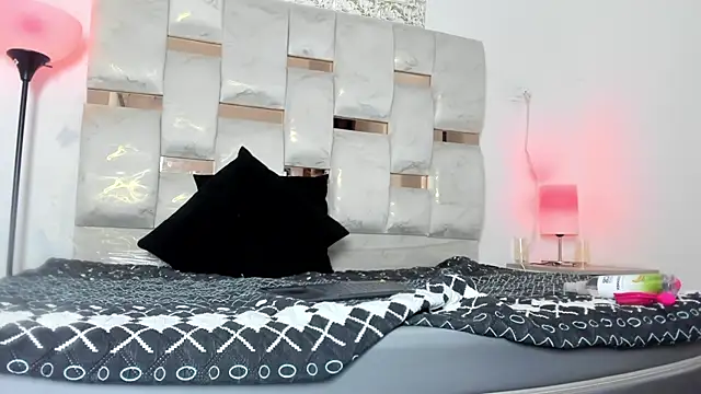 Snapshot of Nyra_18 chatting on November 14, 2025, 8:13 am Nyra 18 online show from November 14, 2025, 8:13 am