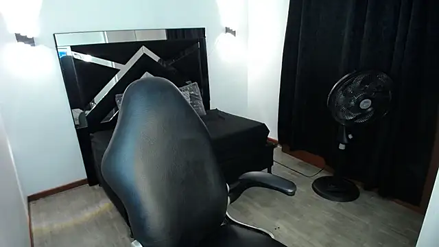 Snapshot of MarianaRojas_ chatting on June 15, 2026, 2:14 am MarianaRojas online show from June 15, 2026, 2:14 am