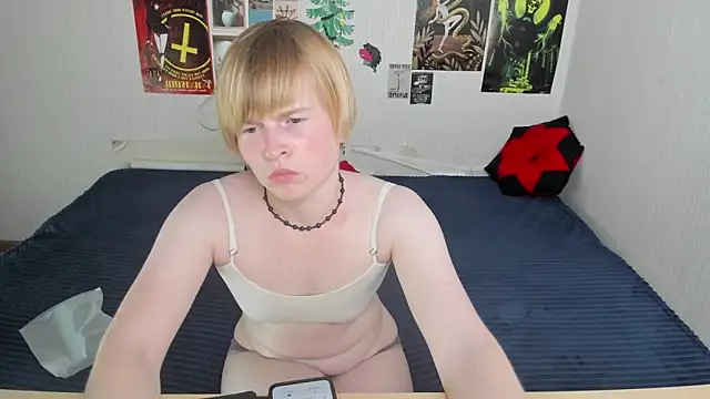 Cattie w  online show from June 17, 2026, 1:19 am