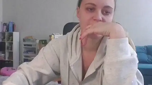 Snapshot of Cynoraye chatting on February 9, 2026, 9:57 am Cynoraye online show from February 9, 2026, 9:57 am