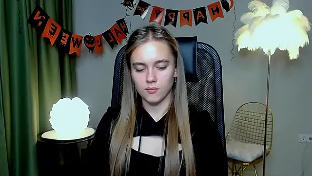 JuneWoods online show from October 24, 2025, 1:07 pm