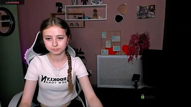 Snapshot of rebecca_smile chatting on June 10, 2026, 12:37 pm rebecca smile online show from June 10, 2026, 12:37 pm
