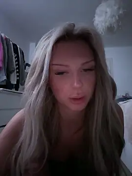 Snapshot of blondeeee chatting on December 16, 2025, 5:29 pm blondeeee online show from December 16, 2025, 5:29 pm